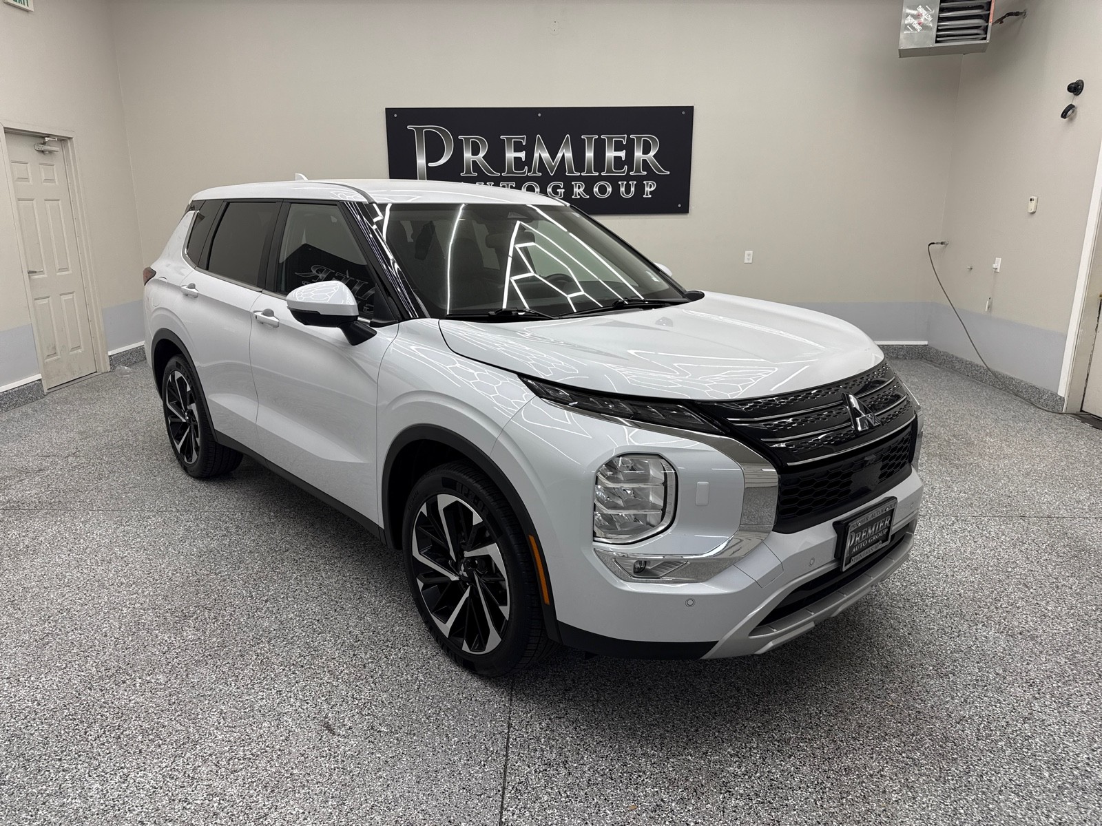 2024 Mitsubishi Outlander SE's photo