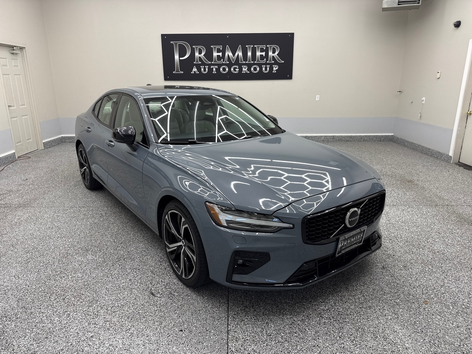 2024 Volvo S60 Core's photo