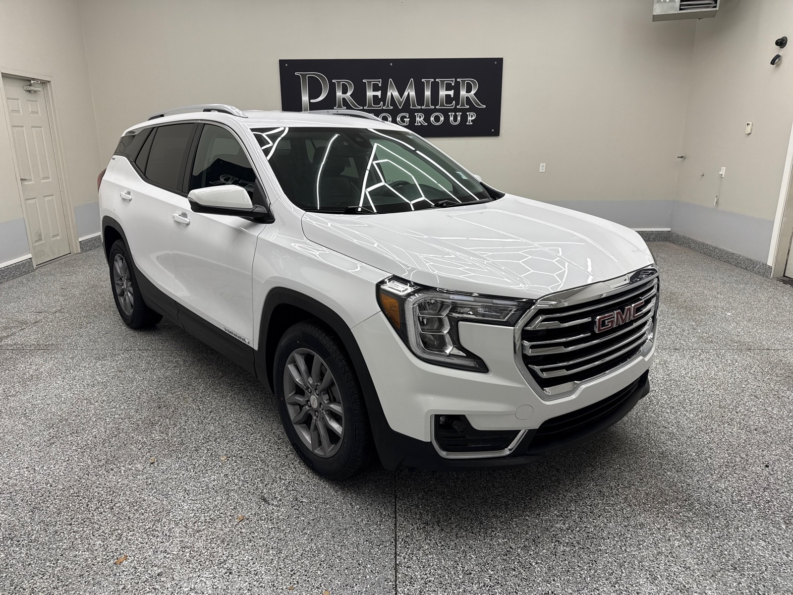 2024 GMC Terrain SLT's photo