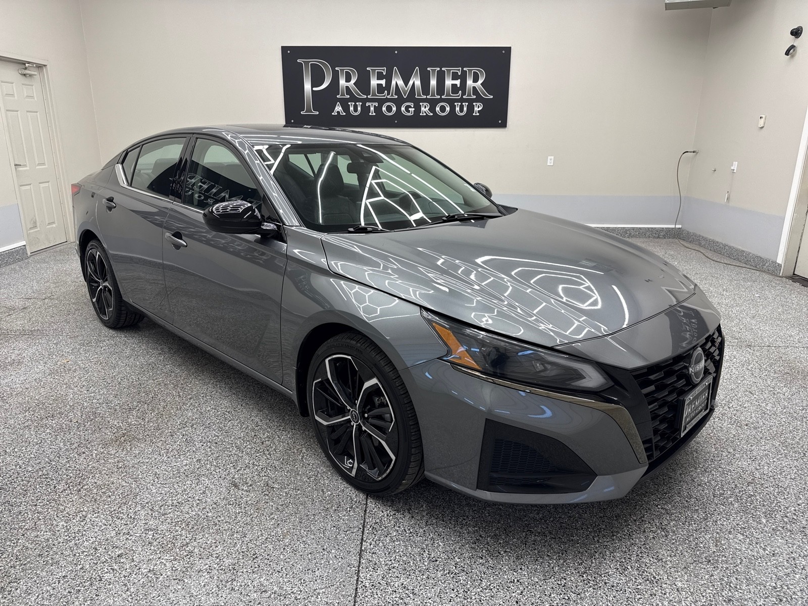 2023 Nissan Altima SR's photo