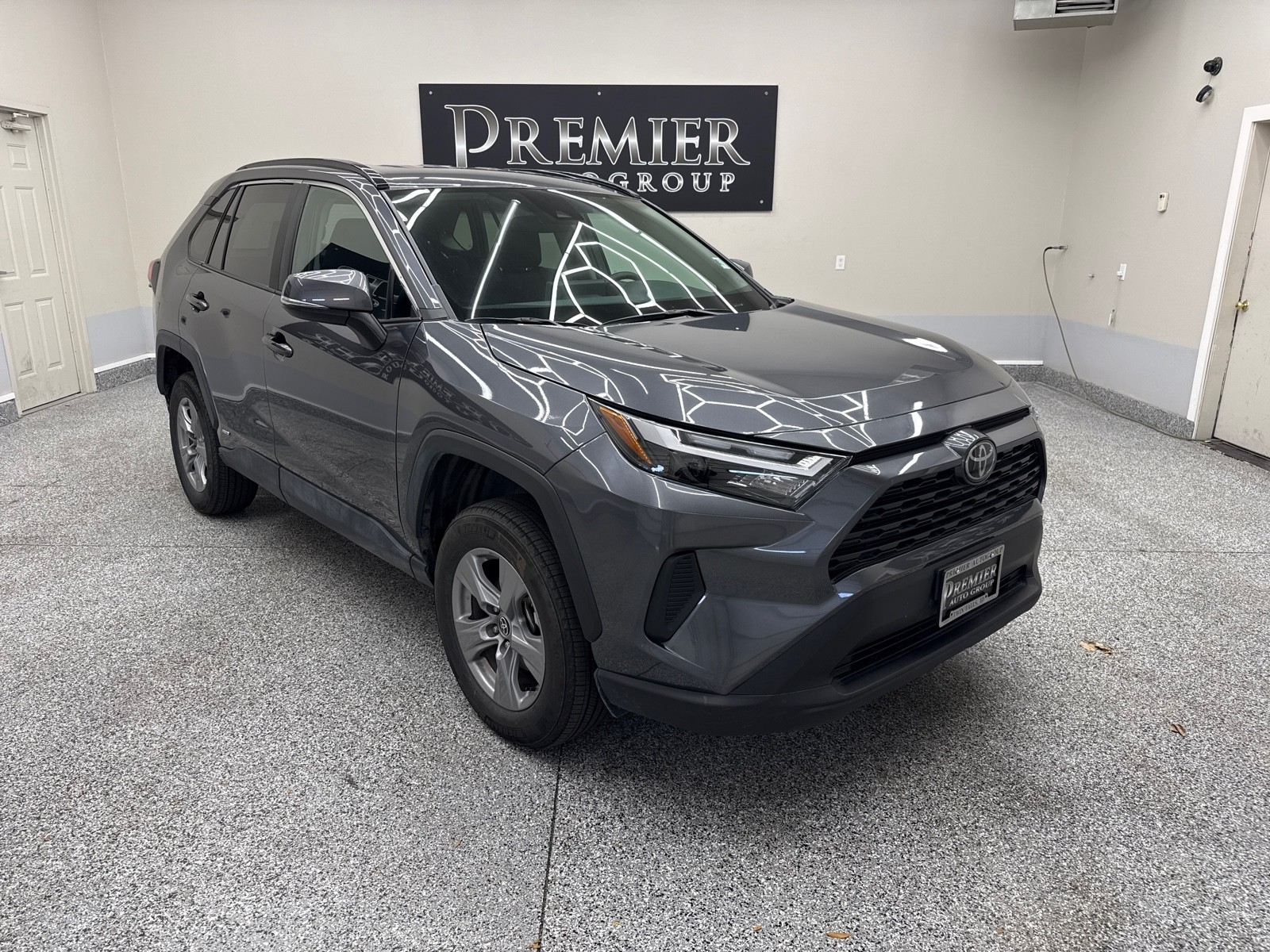 2025 Toyota RAV4 XLE's photo