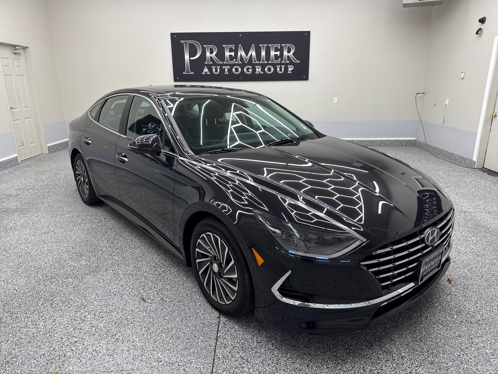 2023 Hyundai Sonata Hybrid Limited's photo